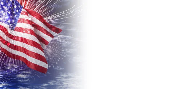 USA Flagge mit Feuerwerk und blauem Himmel mit Wolkenhintergrund — Stockfoto