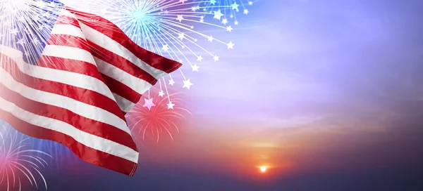 USA σημαία με πυροτέχνημα στο ηλιοβασίλεμα υπόβαθρο — Φωτογραφία Αρχείου