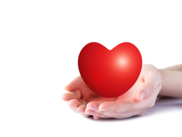 Концепция Всемирного дня сердца молодой женщины, держащей в руках красное сердце на белом фоне — стоковое фото