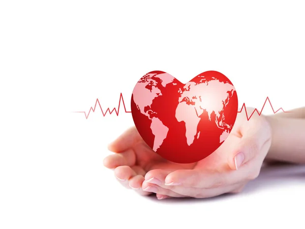 Conceito de dia coração mundo de mão jovem mulher segurando coração vermelho com mapa do mundo no fundo branco — Fotografia de Stock