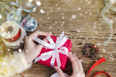 Eller kadın kırmızı hediye kutusu kar ile kaydırma