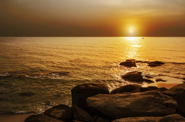 Beautiful sea with reflection light at sunrise — Stock Photo, Image