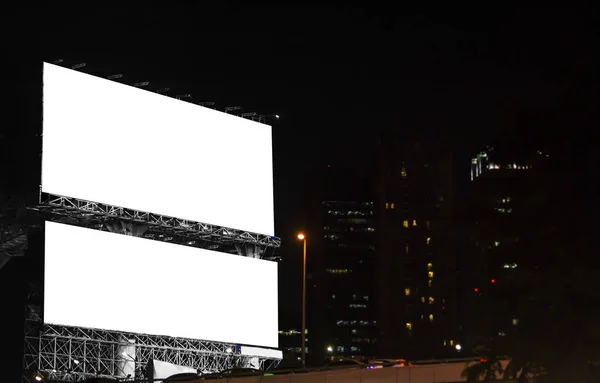 Cartelera en blanco en la ciudad por la noche — Foto de Stock