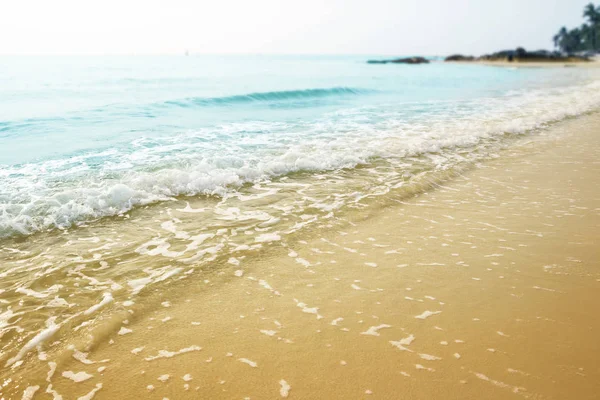 Sommaren begreppet mjuk våg på stranden Thailand — Stockfoto