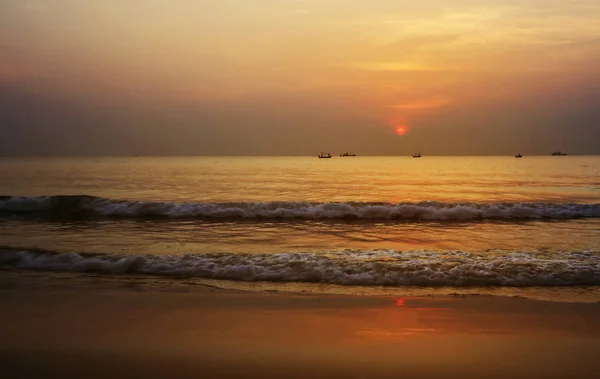 Letní čas krásných zlatých Sunrise na pláži Thajsko — Stock fotografie