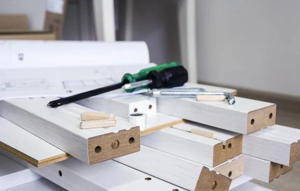 Concepto de montaje de muebles de herramienta y madera blanca —  Fotos de Stock