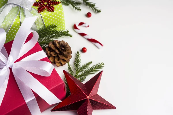 圣诞节和新年装饰的礼品盒和松树的叶子和副本空间与纸张白色背景上的松果 — 图库照片