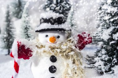 Noel için kışın çam ormanda kardan adam