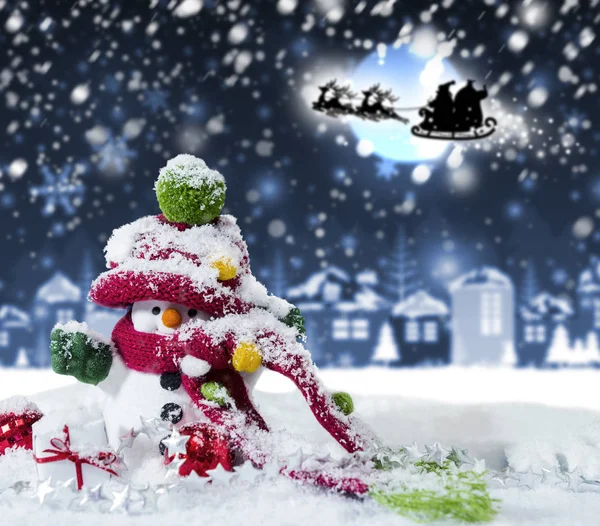 圣诞节的快乐雪人在冬天和圣诞老人的驯鹿的概念 — 图库照片