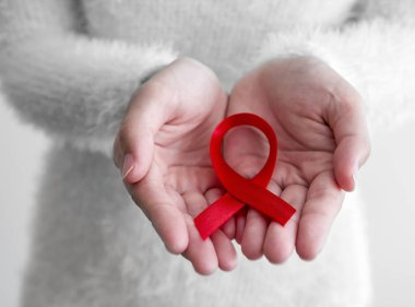 Dünya için kadın ellerinde kırmızı kurdele gün AIDS
