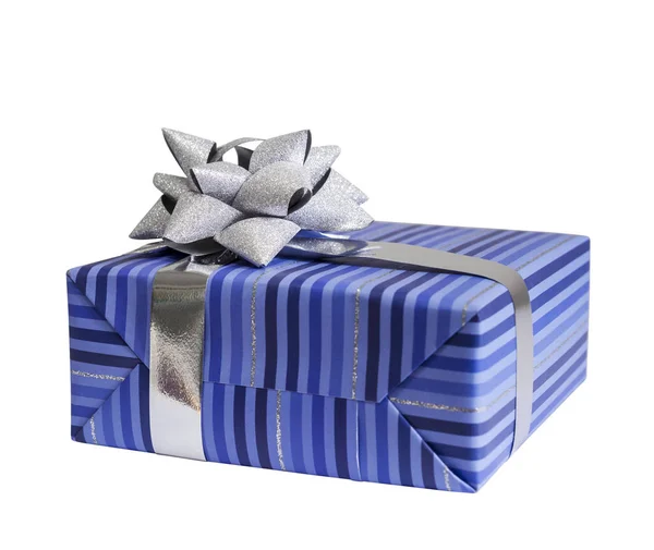 Gümüş şerit izole kırpma yolu beyaz zemin üzerine mavi hediye kutusu — Stok fotoğraf