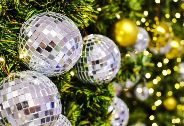 Decoración navideña de bola de espejo disco en árbol de Navidad con luz bokeh — Foto de Stock