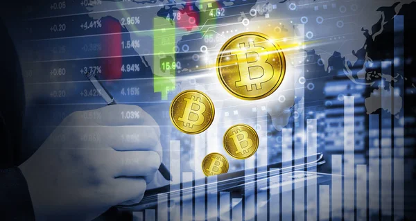 Bitcoin işareti ile Smartphone tutan iş kadın