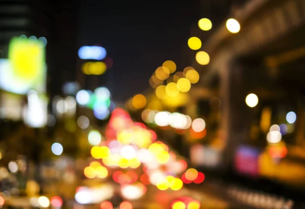 Abstract wazig bokeh achtergrond van auto licht op weg in de stad — Stockfoto