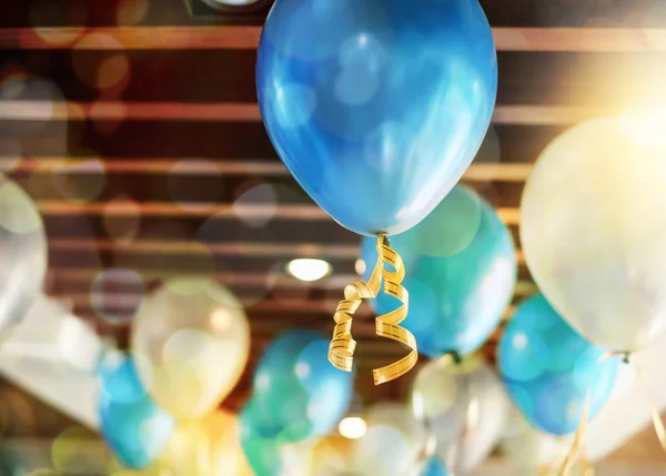 气球装饰在天花板在党 — 图库照片