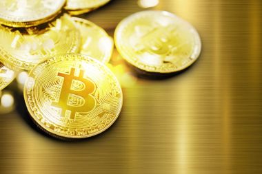 Altın metal arka plan kopya alanı ile Bitcoin ve bokeh ışık