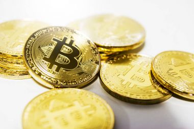 Beyaz arka planda bitcoin