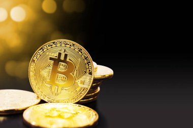 Kopya alanı siyah zemin üzerine altın bitcoin