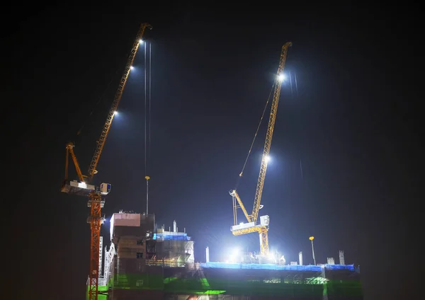 Em canteiro de obras à noite — Fotografia de Stock