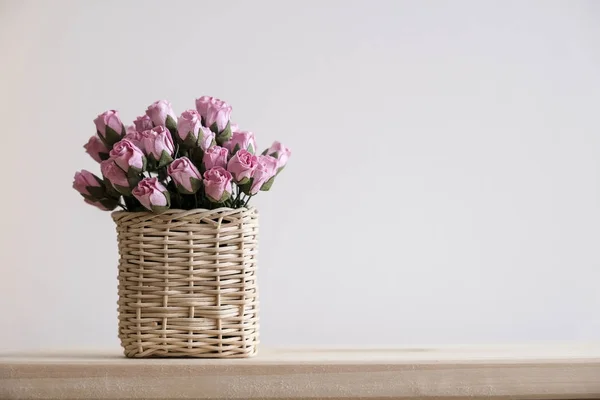 Rosas de papel rosa en cesta sobre la mesa con espacio de copia estilo minimalista —  Fotos de Stock