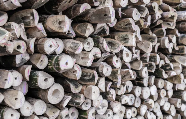 Pile de bûches de bois fond de bambou — Photo