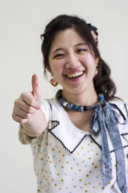 Kadar mutlu Asyalı kadın göstermek Harman