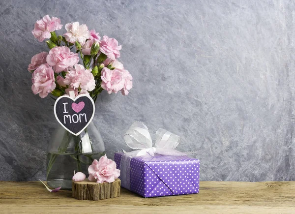 私をボトルにピンクのカーネーションの花の幸せな母の日コンセプト ・ ハート ・ ウッドとバイオレットのお母さんラブレター ギフト ボックス — ストック写真