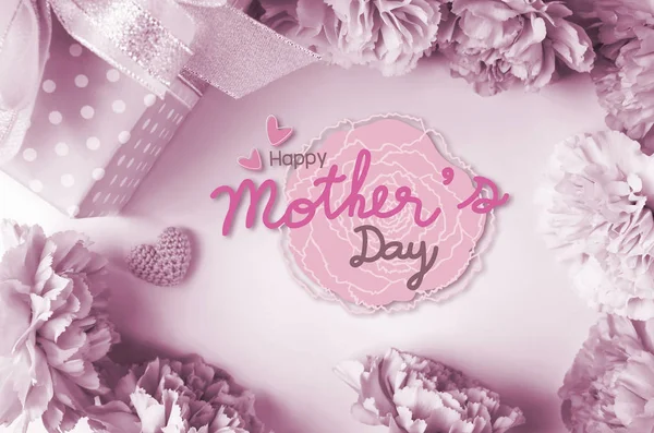 Boldog anyák napi üzenet és szegfű virág és ajándék doboz — Stock Fotó