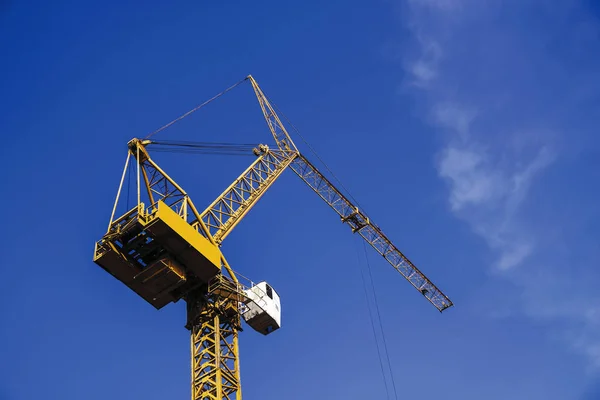 Crane in construction site with blue sky background — Stock Photo, Image