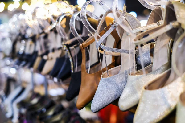 Sapatos de moda em prateleiras na loja — Fotografia de Stock