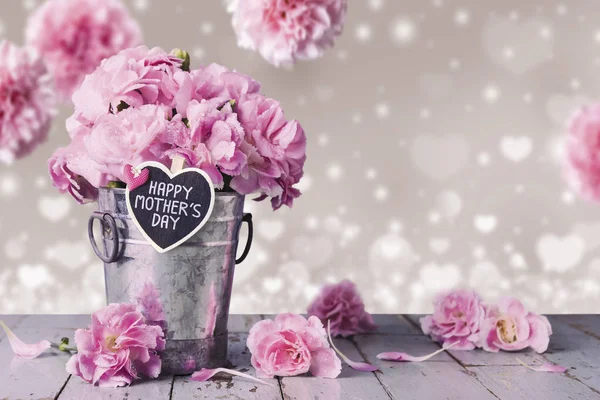 Happy mothers day letter on wood heart and pink carnation flowers in zinc bucket — Stock Photo, Image