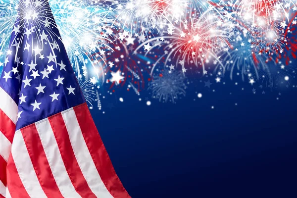 ΗΠΑ 4 Ιουλίου ημέρα ανεξαρτησίας σχεδιασμό της αμερικανική σημαία με πυροτεχνήματα φόντο — Φωτογραφία Αρχείου
