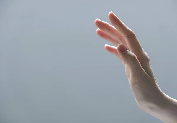 若い女性の手が何かに触れる手を差し伸べる — ストック写真