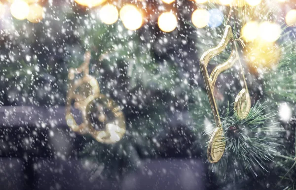 冬季降雪的圣诞圣诞树上的音乐装饰 — 图库照片