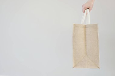 Poşetli çanta taşıyan bir kadın. Plastik poşet yok.