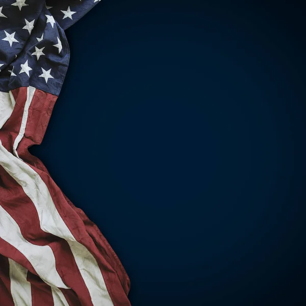 Флаг Соединенных Штатов Америки на синем фоне с копировальным пространством — стоковое фото