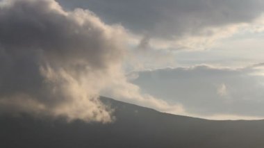 Bulutlarda dağlar timelaps