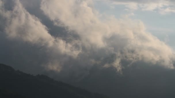 Σύννεφα στο βουνό timelaps — Αρχείο Βίντεο