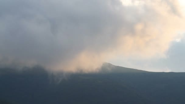 Bulutlarda dağlar timelaps — Stok video