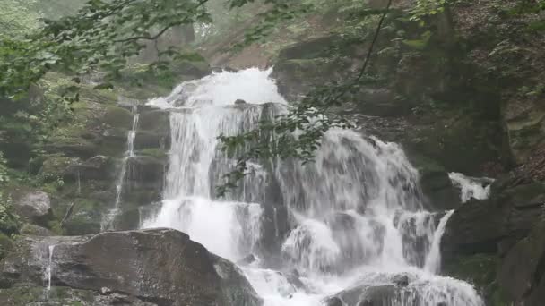 Cachoeira em montanhas com fluxo de energia — Vídeo de Stock