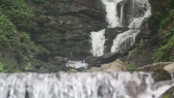 Cachoeira em montanhas com fluxo de energia — Vídeo de Stock