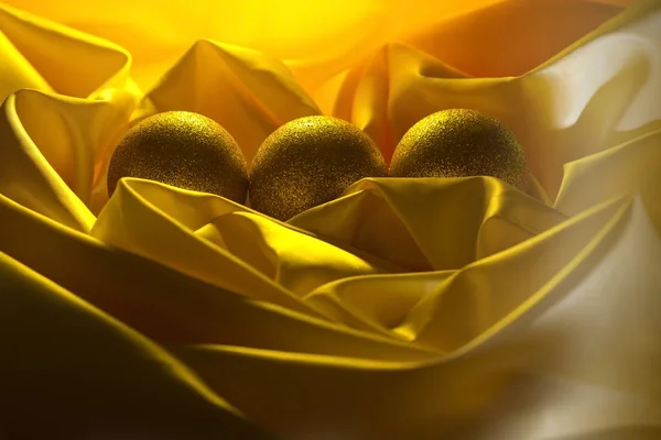 黄色のサテンの布のクリスマス ボール装飾 — ストック写真
