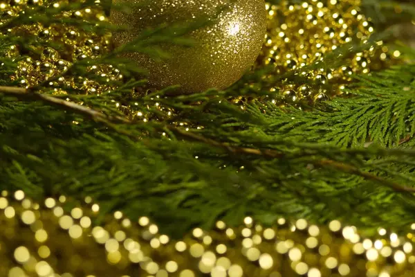 Χριστουγεννιάτικο δέντρο με bokeh, φως και θάμπωμα του φόντου με παιχνίδι δια — Φωτογραφία Αρχείου