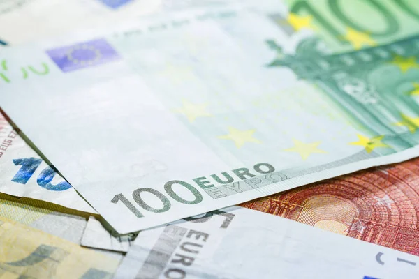 Cien billetes en euros en primer plano —  Fotos de Stock