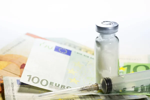 Banconote in euro con strumenti medici — Foto Stock