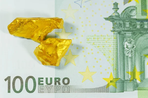 ユーロ紙幣に金色のナゲット — ストック写真