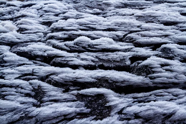 El muro de piedra en invierno, cubierto de heladas de cerca — Foto de Stock