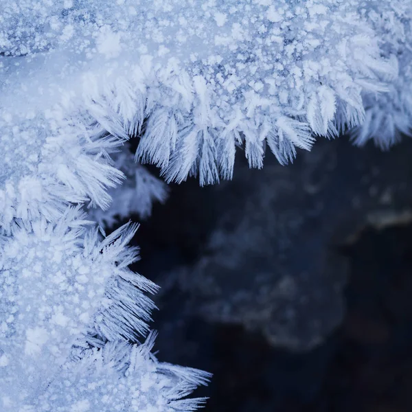 Ice forms, hoarfrost on water in winter in nature close up — Stock Photo, Image