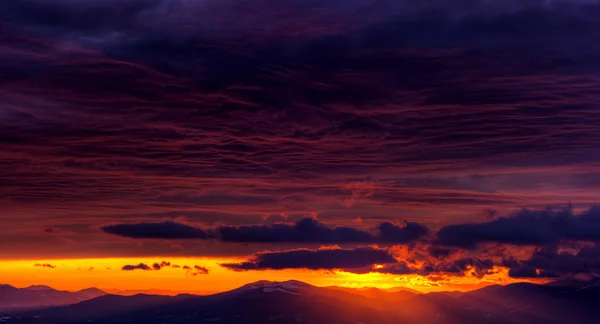 Sorprendente alba in montagna con bellissimo paesaggio e nuvole colorate — Foto Stock
