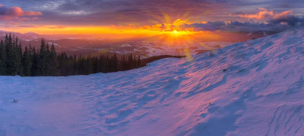 Majestátní barevné svítání v horách s barevnými mraky a p — Stock fotografie